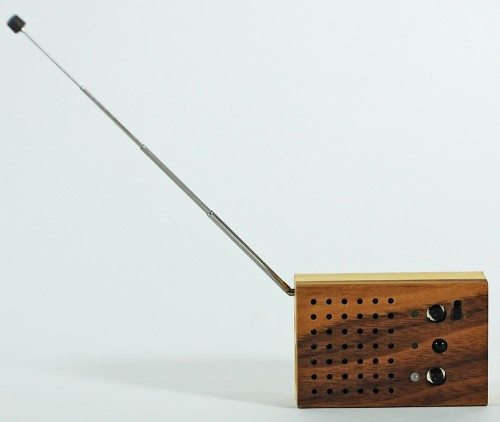 pyramid distribution motz tiny wooden power speaker 4