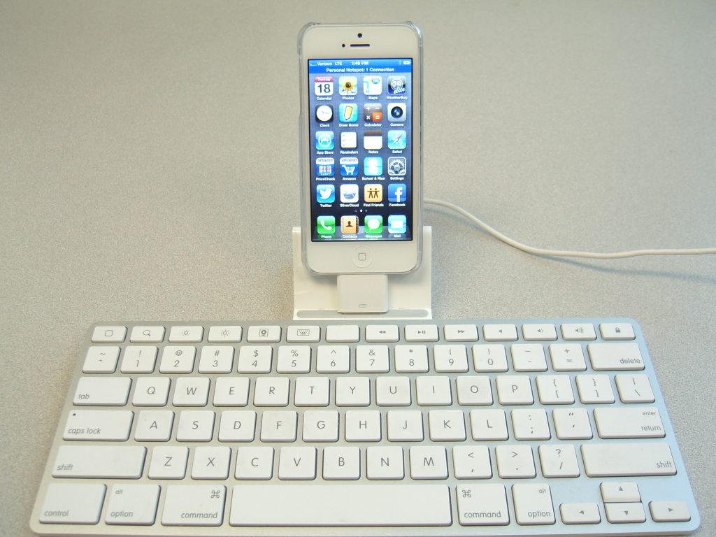 Using an old Apple iPad keyboard dock with your iPhone 5 - The