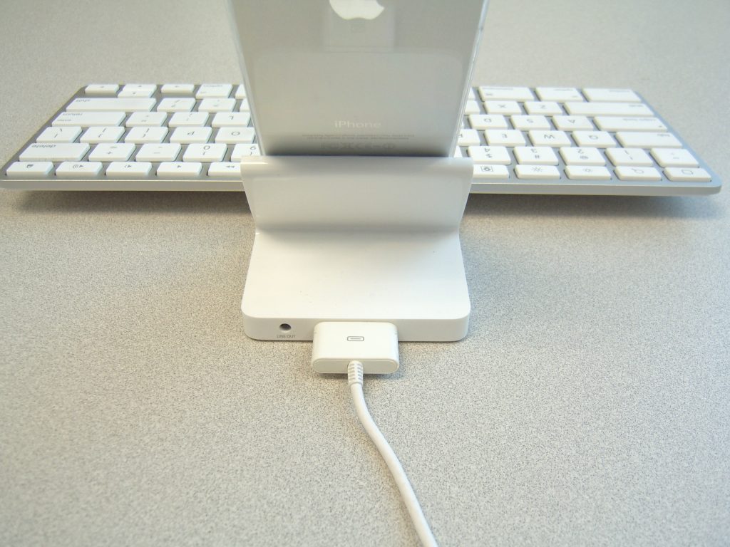 Using an old Apple iPad keyboard dock with your iPhone 5 The Gadgeteer