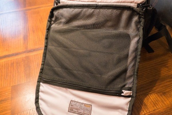 18) Mesh pocket with iPad