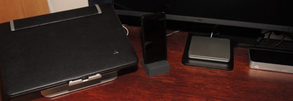 nativeunion_iphonedock-ondesk2