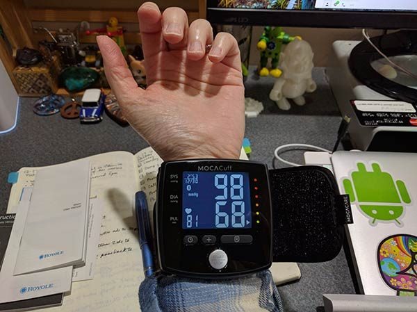 Review Mocacare's MocaCuff Wrist Blood Pressure Monitor - Gearbrain