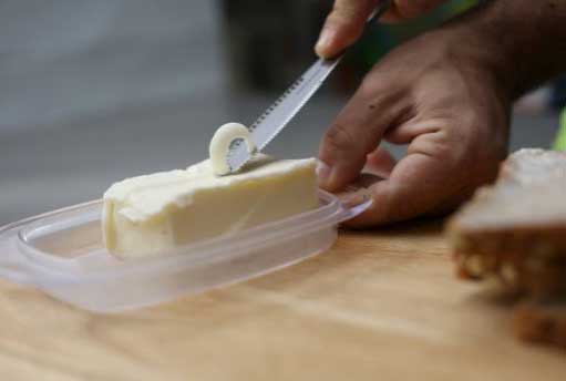 Butter knife that grates cold butter means no more ripped bread