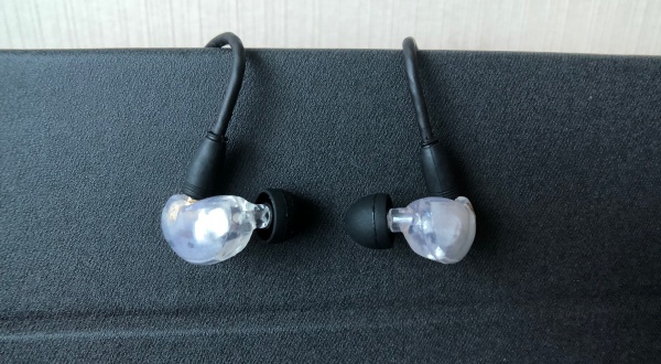Gadgeteer-Bild der B200-Kopfhörer von Brainwavz