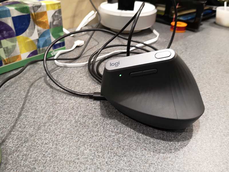 how to change battery in logitech mouse