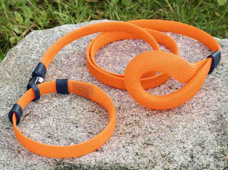 The Vuff adjustable collar and strong dog leash work, feel, and smell