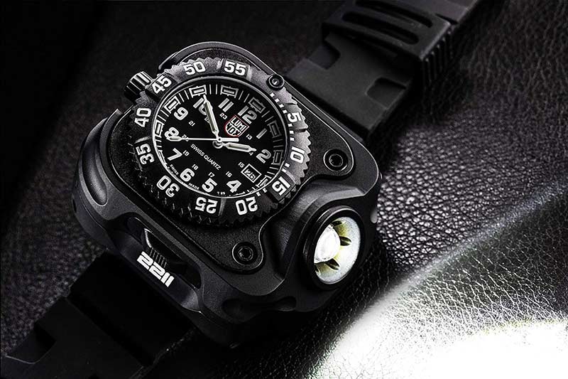 Watch with 2025 flashlight built in