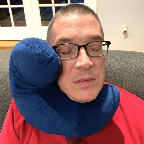 Correct way to use neck outlet pillow