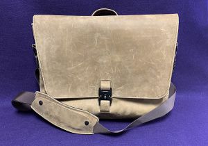 Waterfield Executive Messenger 18