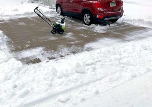 Greenworks Pro 60V 20-inch Cordless Electric Snow Blower review - The ...