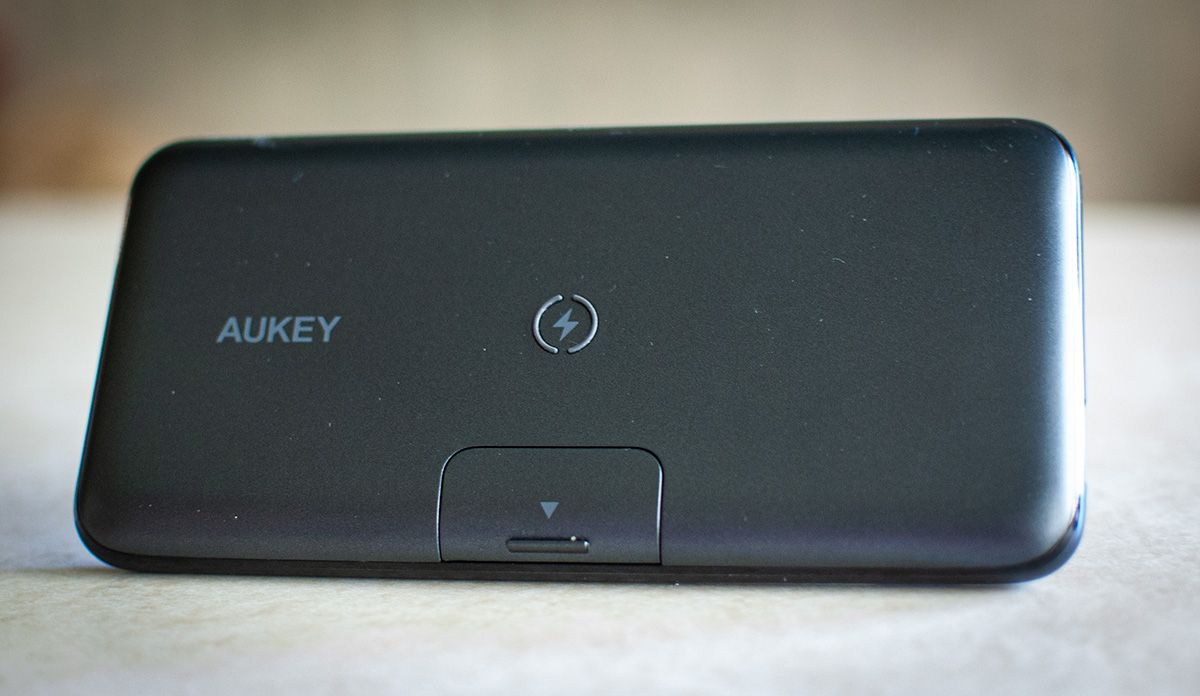 aukey pb wl02 wireless charging bank 04