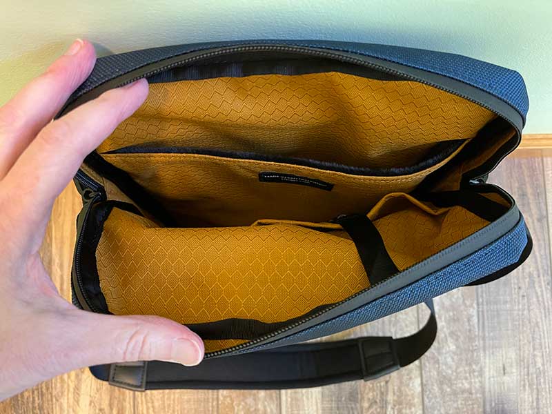 WaterField Designs Zoom crossbody laptop bag review - The Gadgeteer