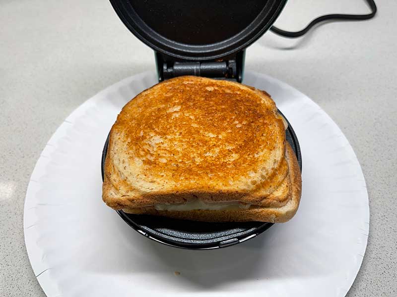 Cooking An Egg On A Dash Mini Griddle 