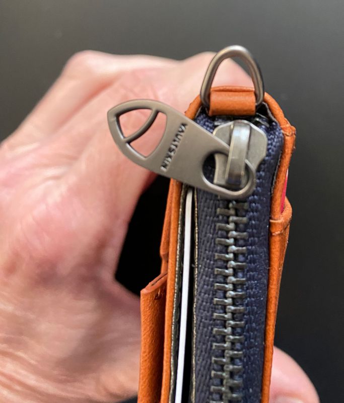 Vaultskin Notting Hill zipper wallet review - The Gadgeteer