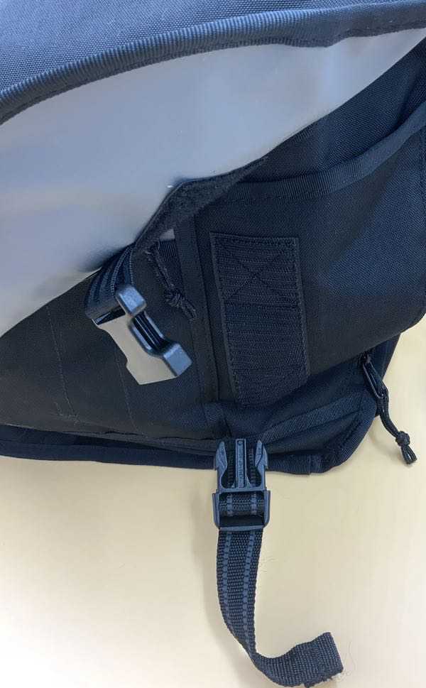 Chrome Industries Buran III Messenger Bag - 17 Laptop Sling Bag, Seat  Belt Buckle, Water Resistant, 24 Liter