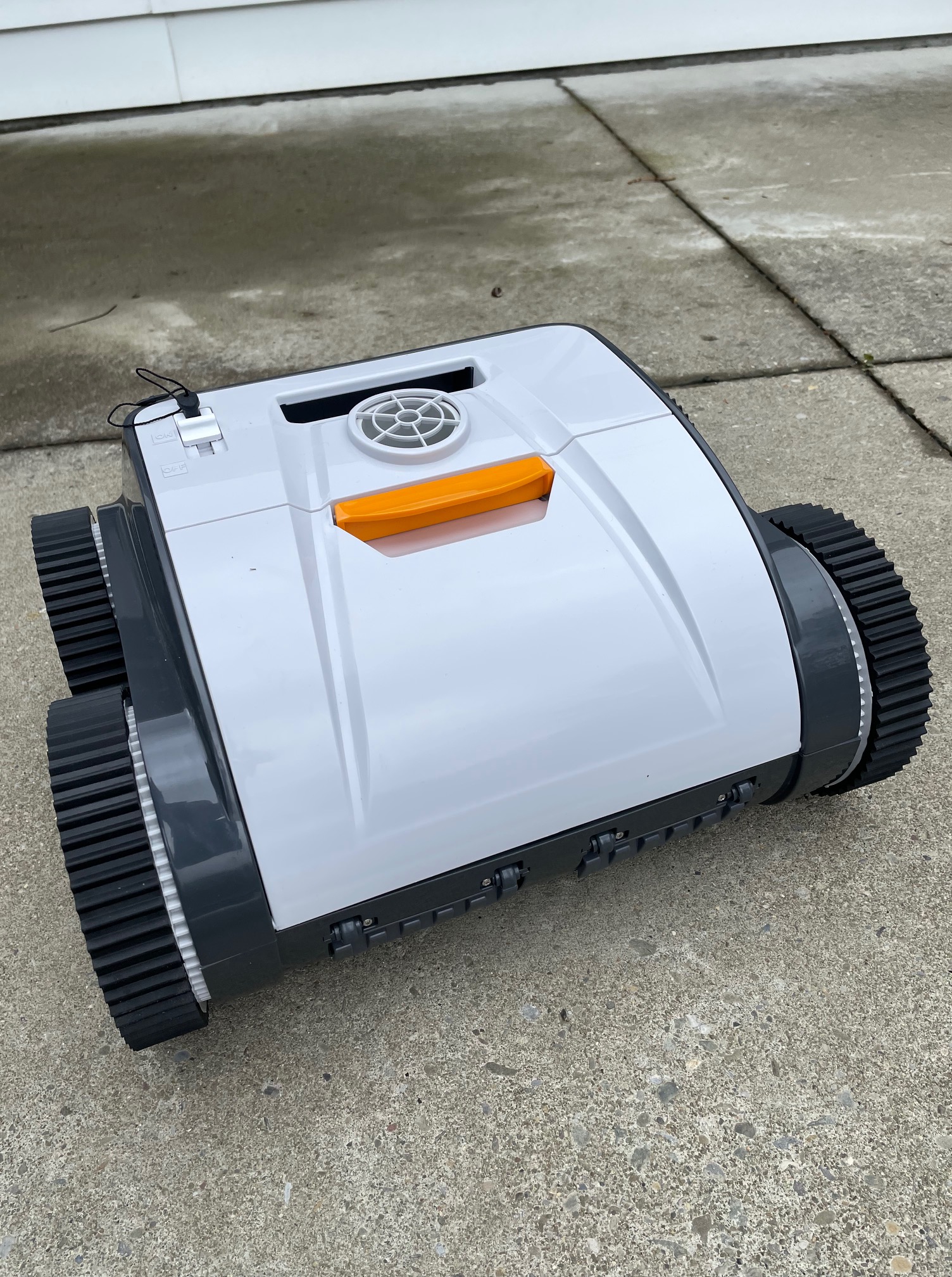Aiper Smart AIPURY1500 Cordless Pool Cleaning robot review The Gadgeteer