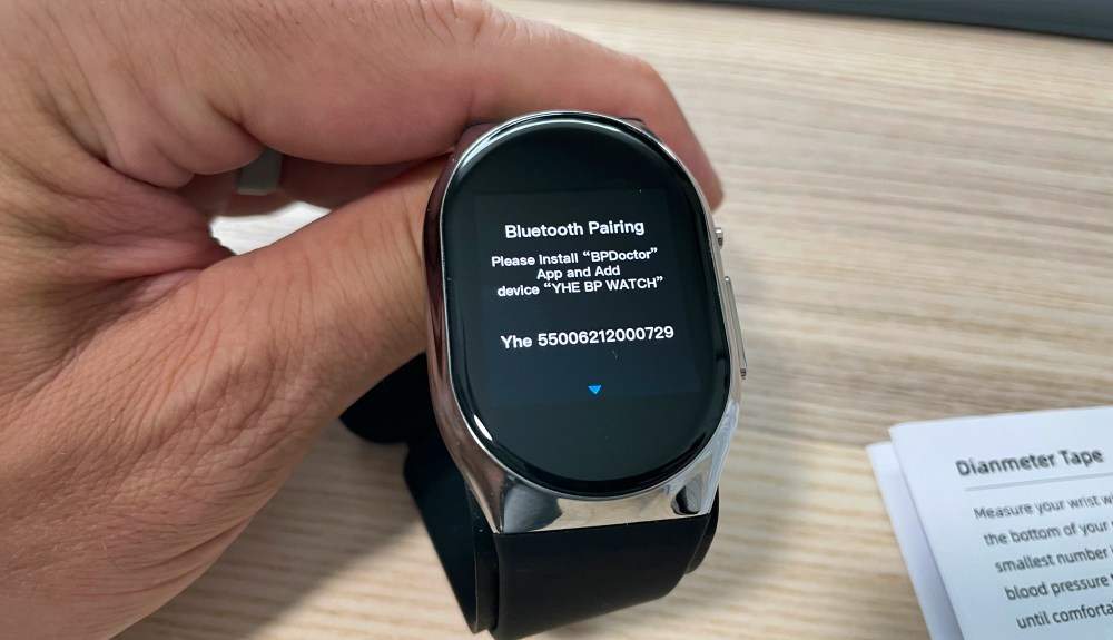 YHE BP Doctor Pro Smartwatch review - it's a blood pressure cuff