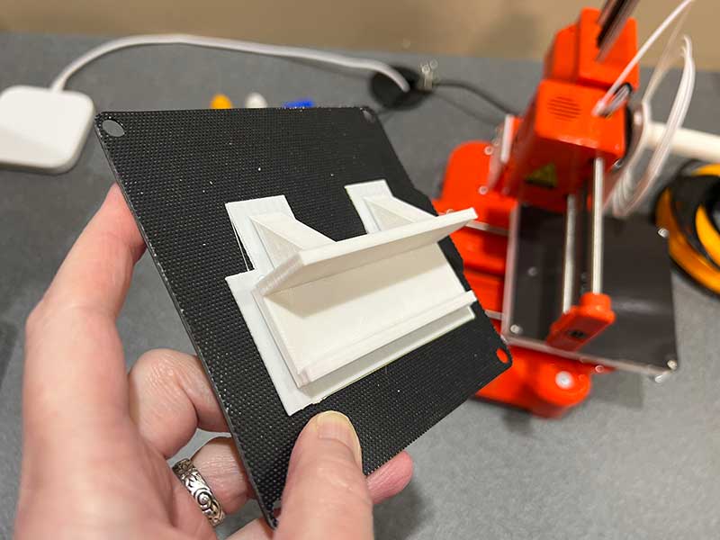 This easythreed K7 mini 3D printer costs less than €95. Easy to use, with  magnetic plate 