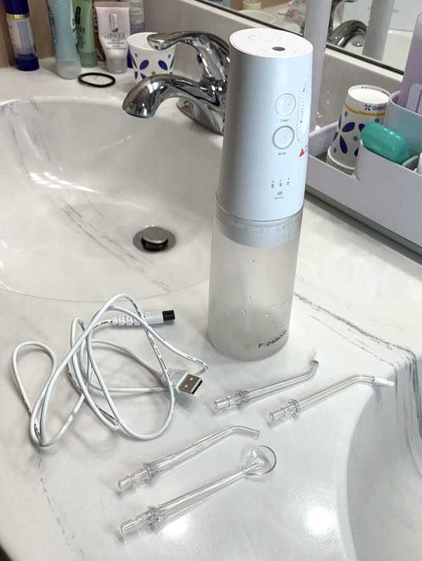 https://the-gadgeteer.com/wp-content/uploads/2021/11/Flossmore-CordlessWaterFlosser-1.jpg