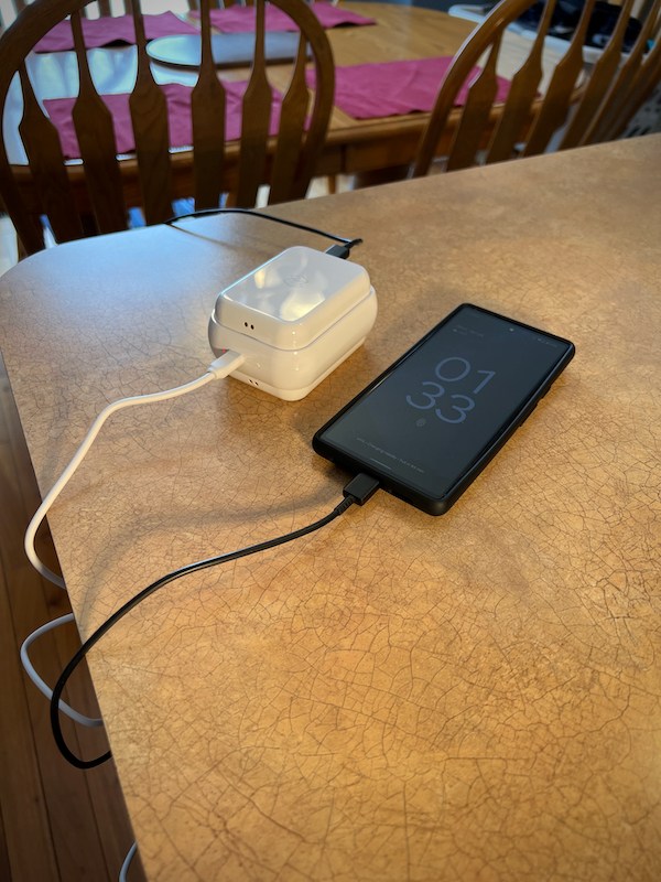 Charging the Wireless Qi Pads, Travel Dock, and a phone simultaneously