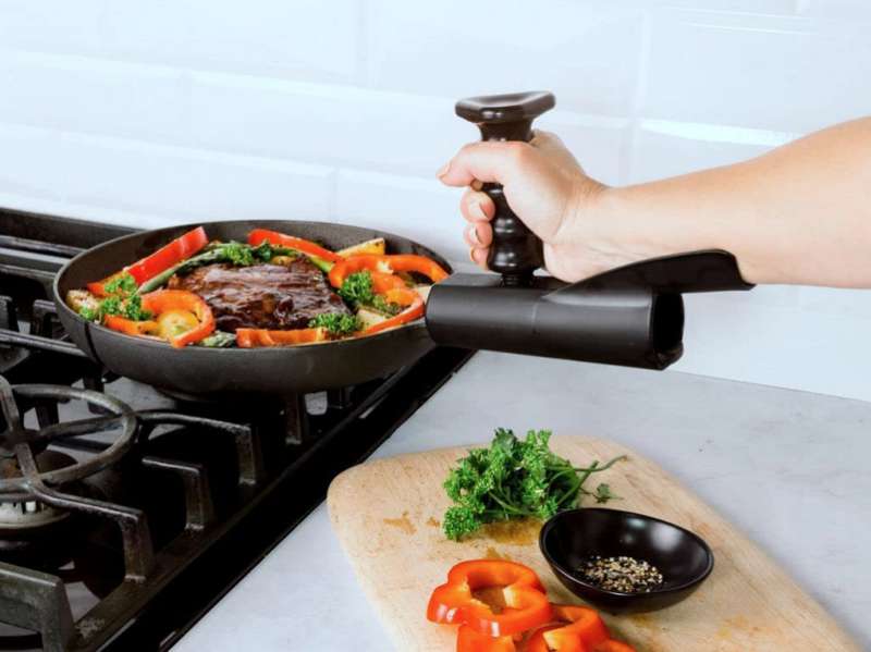 Can the Pan Buddy make lifting heavy pans easier? #kitchenhacks