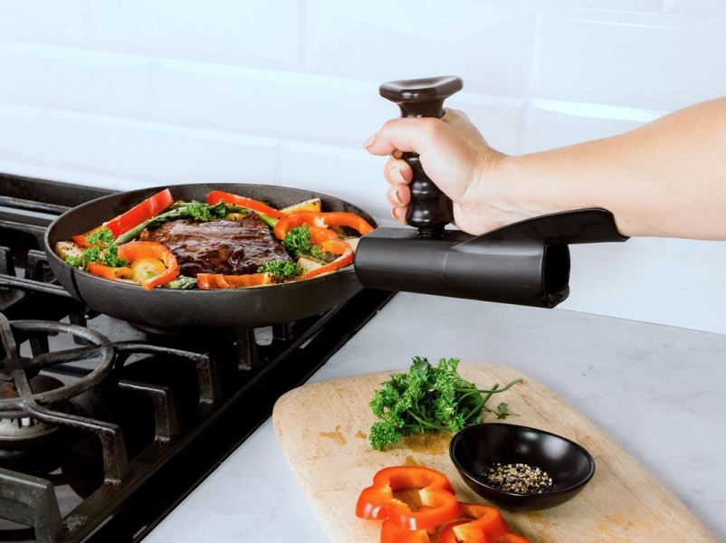 The Pan Buddy helps you to GET A GRIP on heavy pans - The Gadgeteer