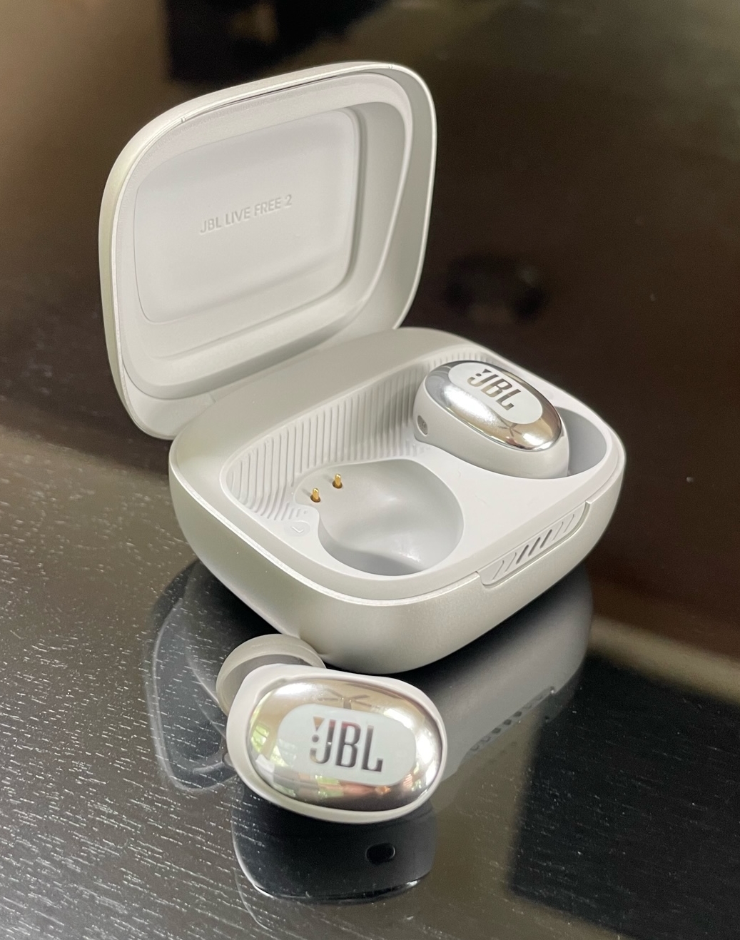 How to turn online on jbl free earbuds