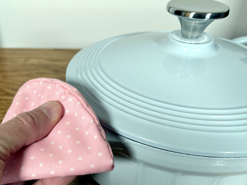 BUYDEEM Enameled Cast Iron Dutch Oven Pot with Stylish Cupcake