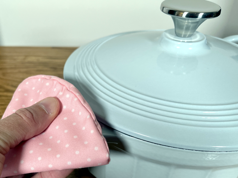 BUYDEEM Enameled Cast Iron Dutch Oven with Stylish Cupcake Design 3 Quart,  CP521, Sky Blue - Yamibuy.com