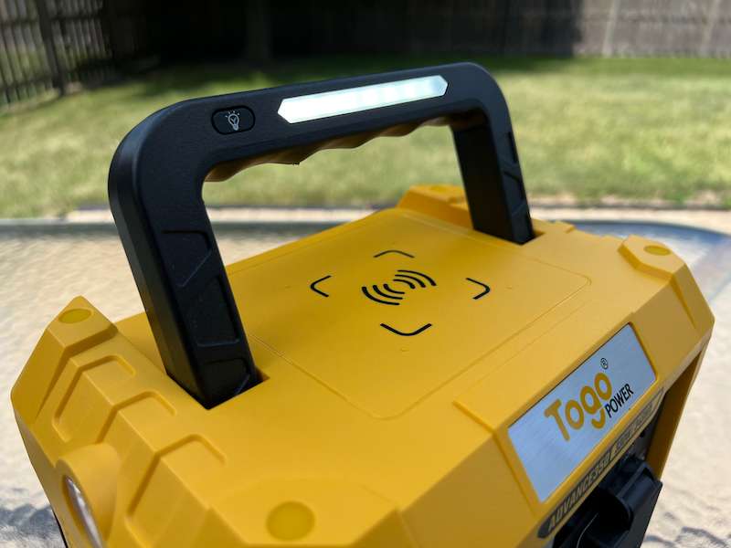 Togopower Advance 350 floodlight and light power switch, integrated into the carrying handle
