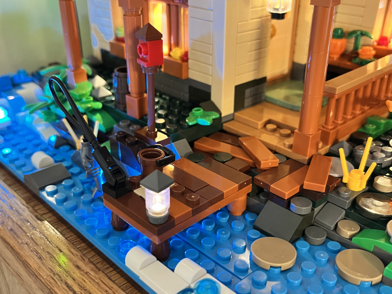 FUNWHOLE Lakeside Cabin Construction Set for Adult: LED Included