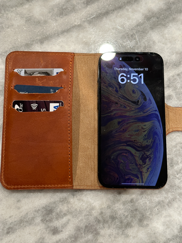 Geometric Goods iPhone 14 Pro Leather Folio Case with Magsafe review - The  Gadgeteer