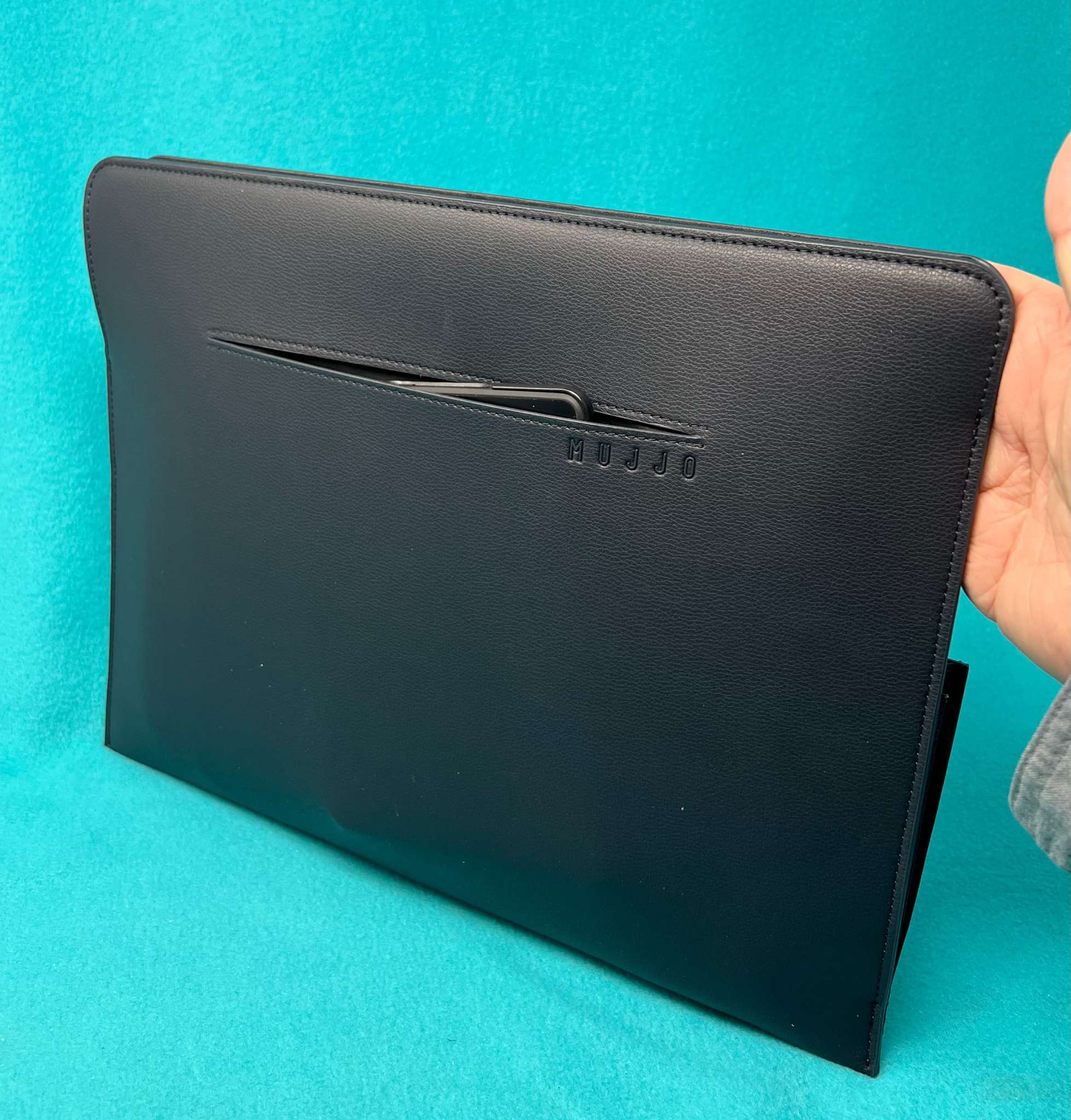 Mujjo Envoy vegan leather laptop sleeve review - holds your screens and ...
