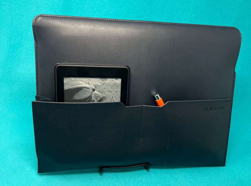 Mujjo Envoy vegan leather laptop sleeve review - holds your screens and  things for elegant transport - The Gadgeteer