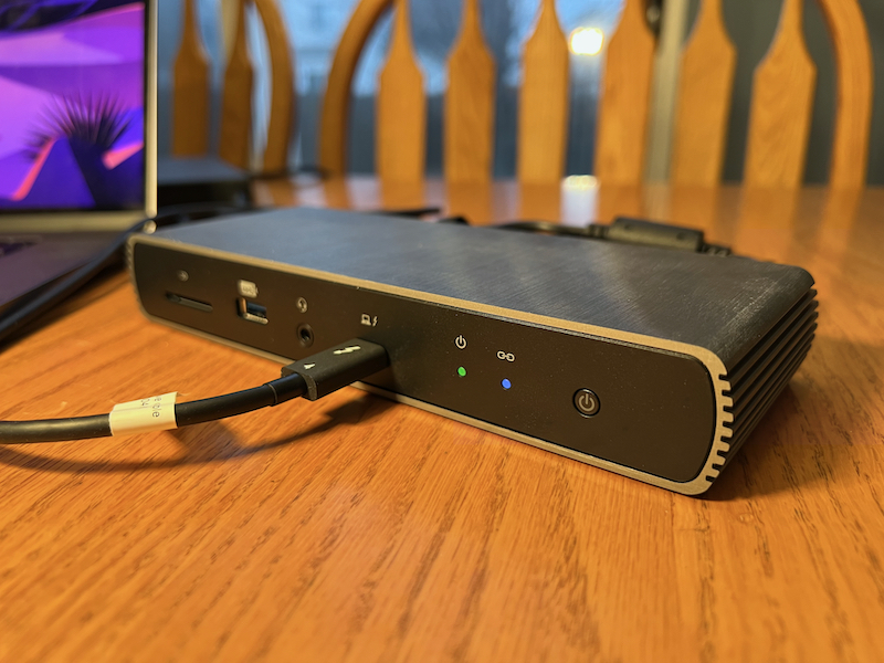 Kensington SD5780T Thunderbolt 4 dock power and link LEDs lit