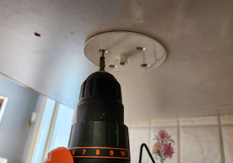 Sylvox 15.6“ Smart Under Counter Kitchen TV review a decent