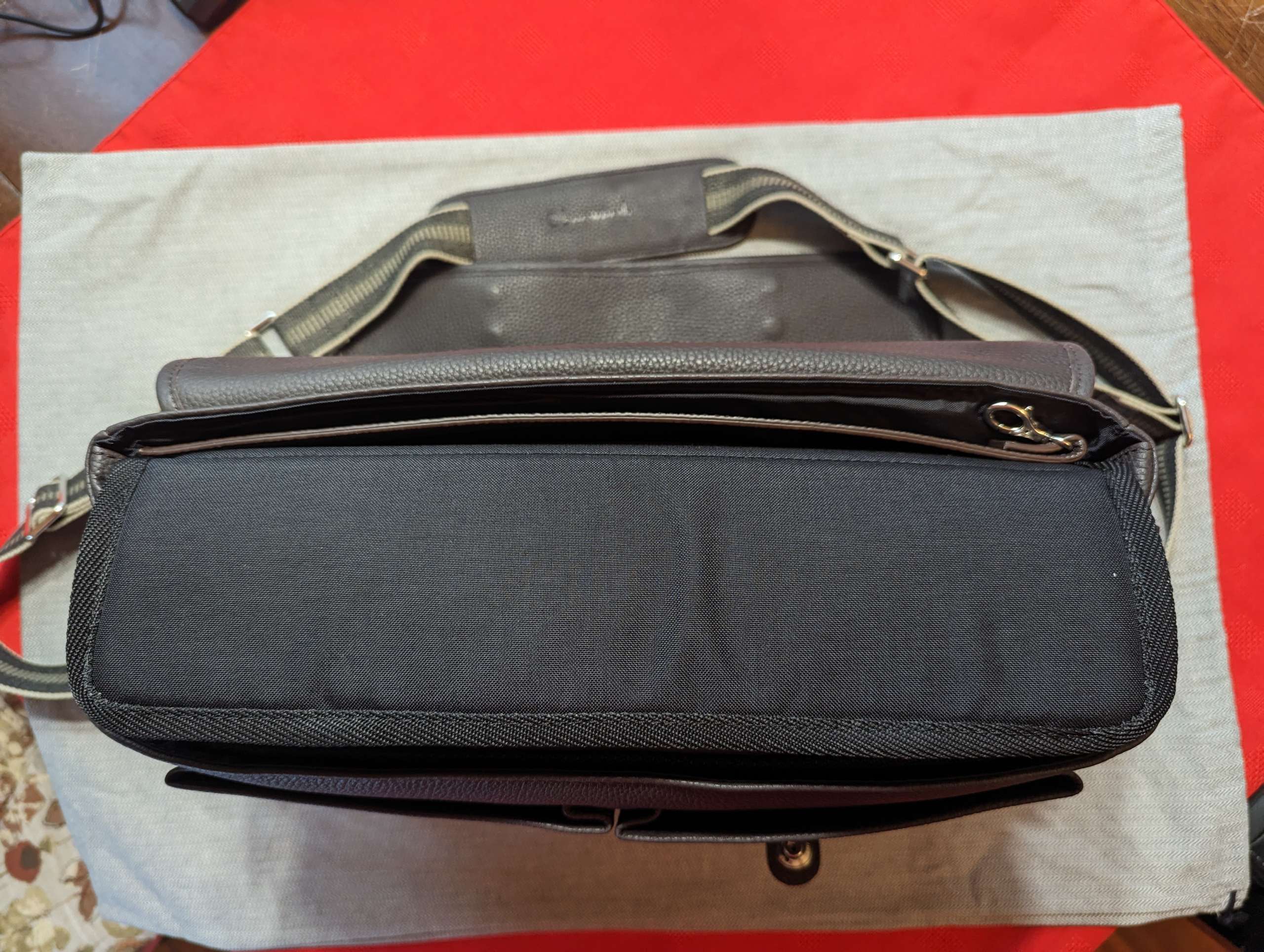 Oberwerth William Camera and Messenger Bag review - a timeless classic ...