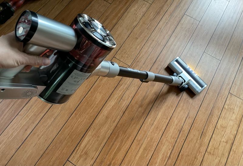 Review: We Finally Found a Cordless Stick Vacuum That Stands Up on