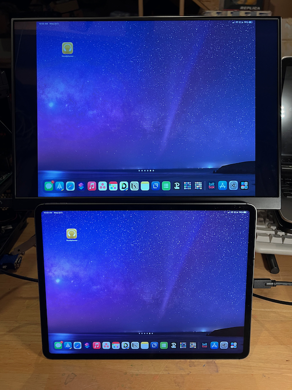 Defaults to mirrored mode with an iPad