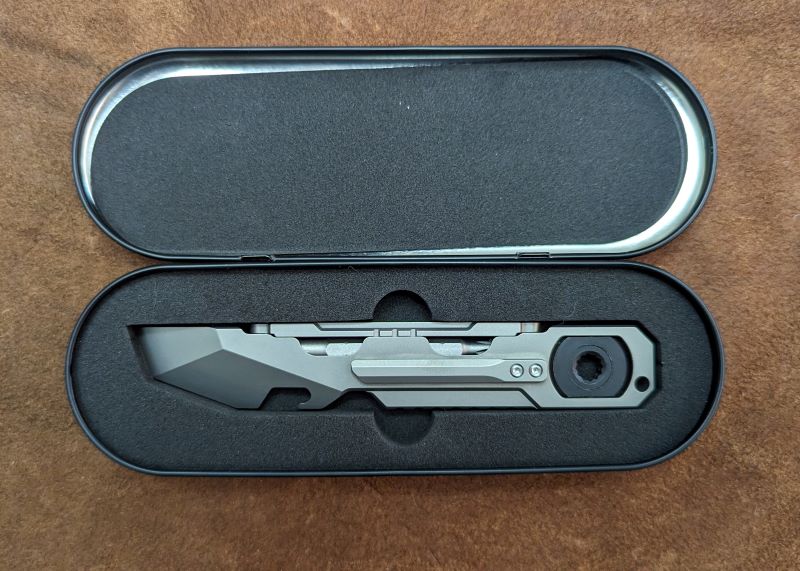 This tiny multi-tool has a pry bar, box cutter, and more - The Gadgeteer