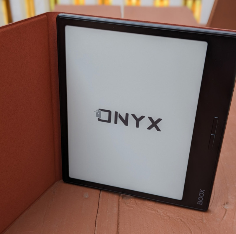 Onyx Boox Poke 5 e-reader with free magnetic case