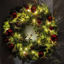 Quntis 16 inch Christmas Wreath review – A quick and easy upgrade to your holiday decorations