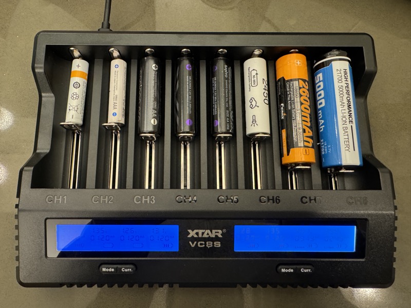 XTAR VC8S charger 09