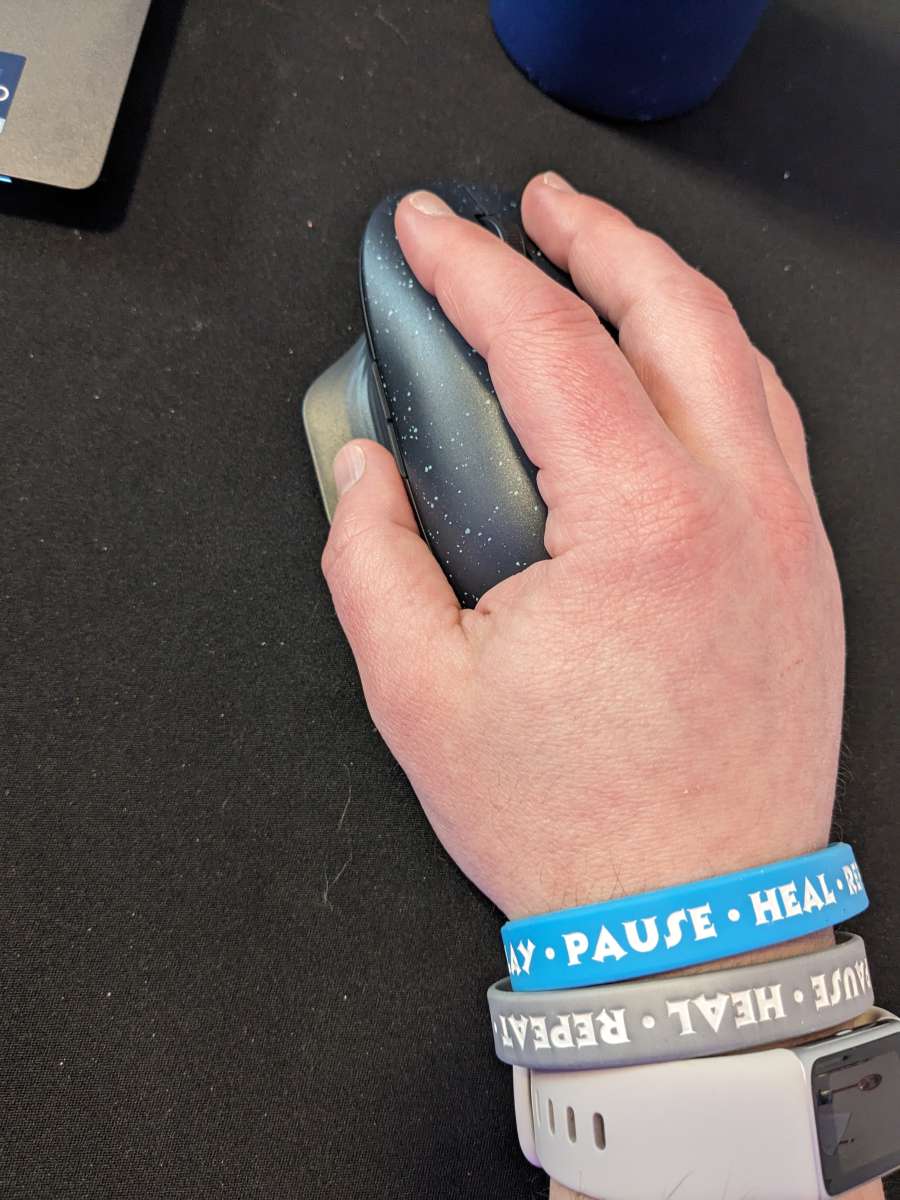 Right hand on mouse