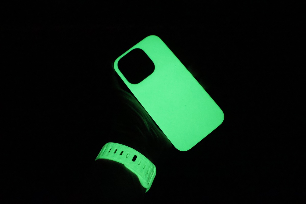 Nomad Limited Edition GLOW 2.0 iPhone and Apple Watch Band review – light up your Apple gear