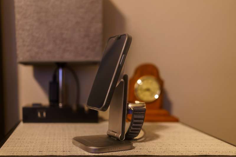 Satechi Qi2ChargingStand 1
