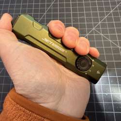 Jetbeam E26 Kunai 3-in-1 flat EDC flashlight review – Pew pew in your pocket