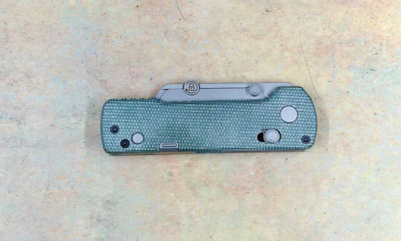 a pocket knife with a lock