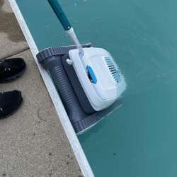 AIRROBO PC10 pool vacuum review – Cordless and quick!