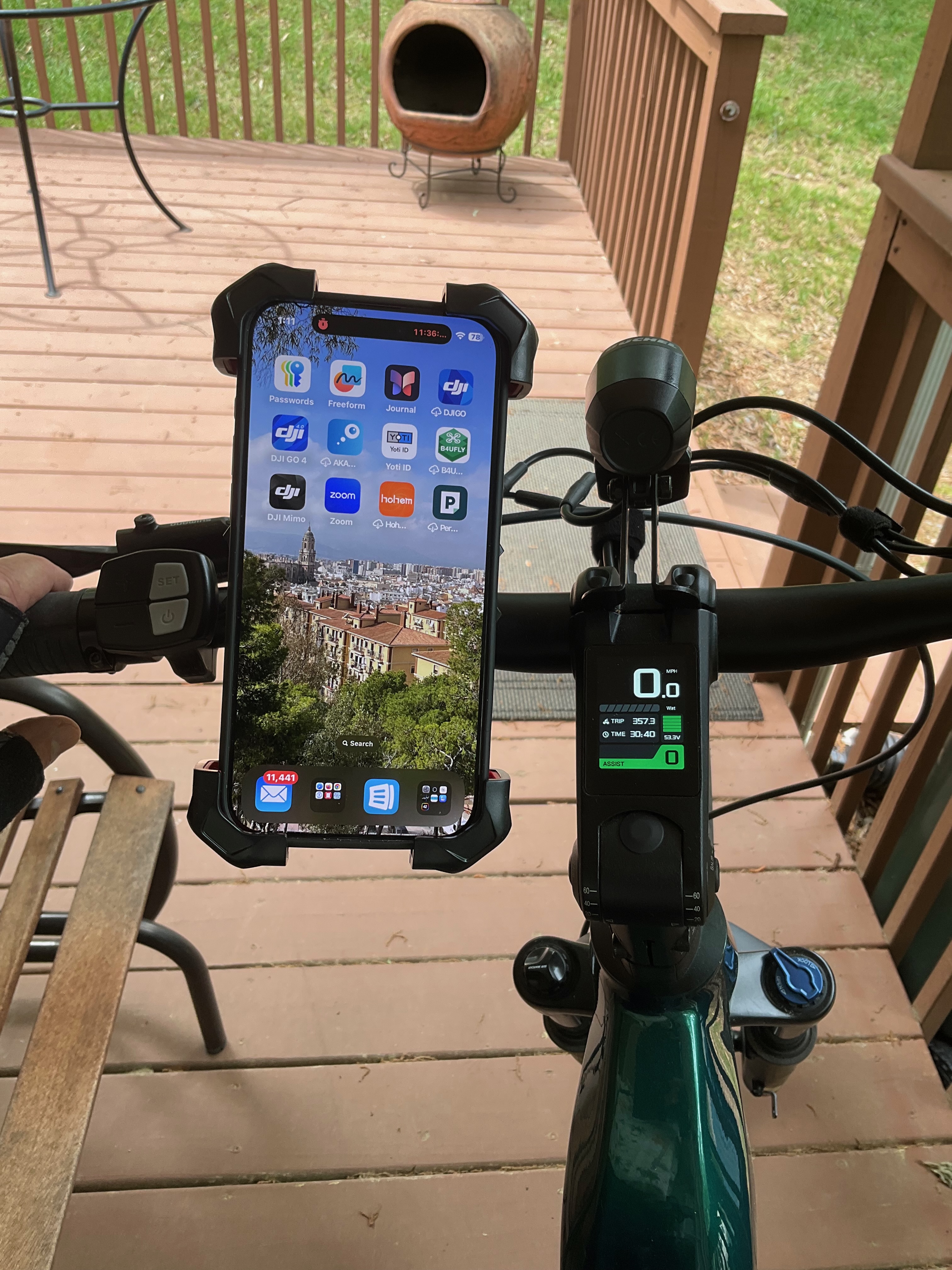 Motorcycle Phone Mount – Auto Lock, Anti-Shake, Fits Handlebars, Safe Up To 100mph